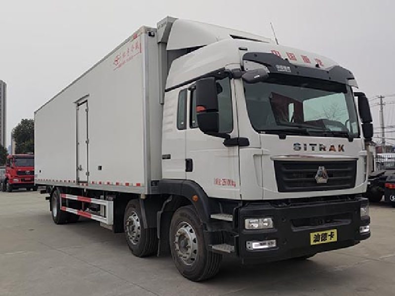 重汽牌小三軸冷藏車